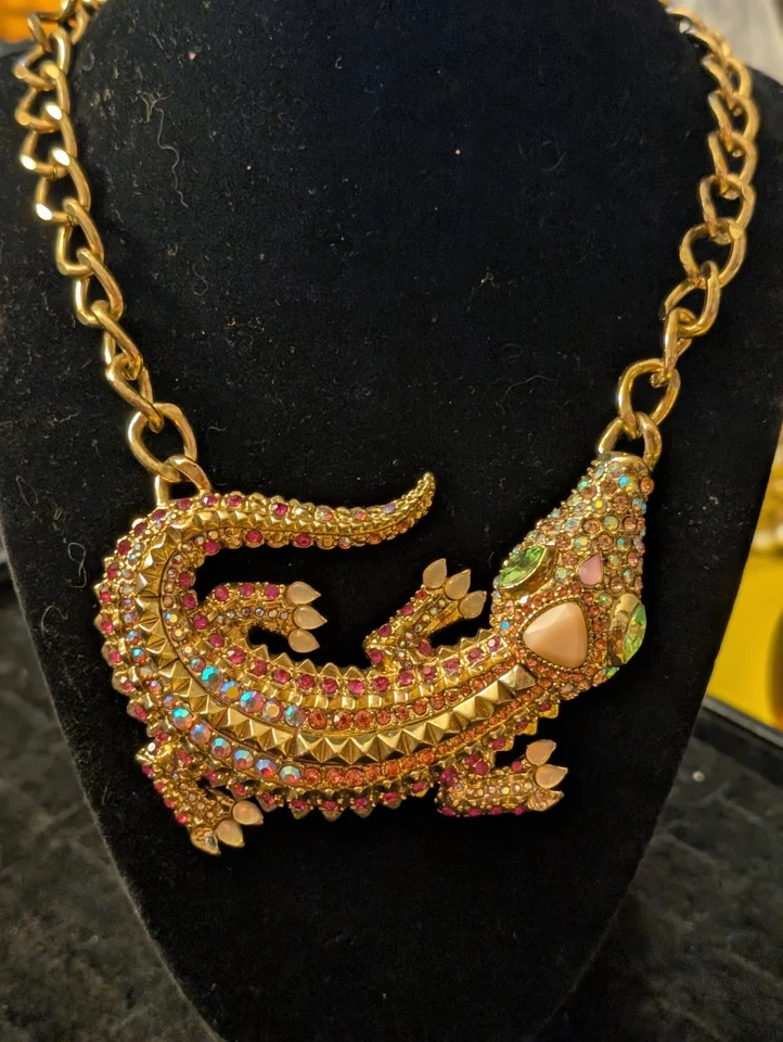 Collar Betsey Johnson Rosa Cocodrilo Caimán Declaración Foto 2 de 4