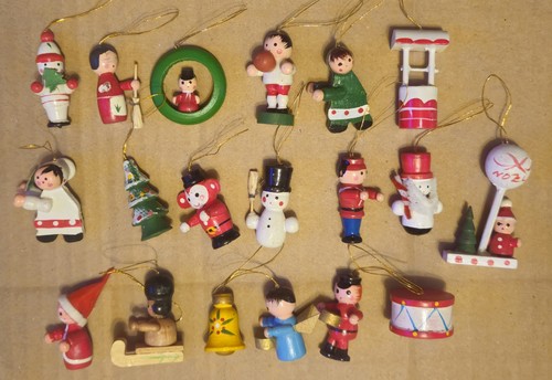 Vintage Miniature Wooden Christmas Tree Ornaments 19 Tiny Hand Painted 1"-2" - Picture 4 of 4