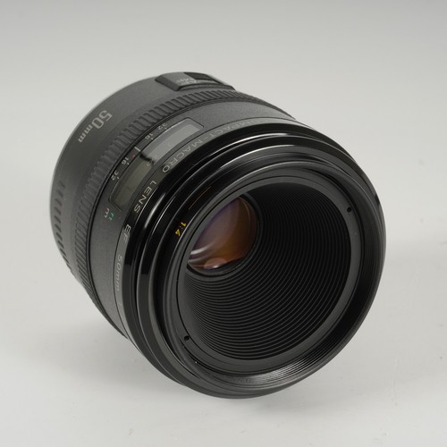 Canon EF 50mm f/2.5 Compact Macro Lens - Picture 2 of 11