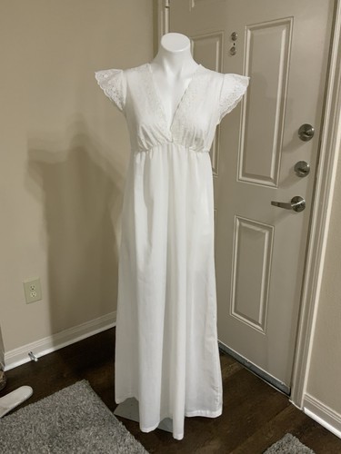 VTG. MISS ELAINE LONG NIGHTGOWN & ROBE WHITE w/ LACE - Picture 13 of 22