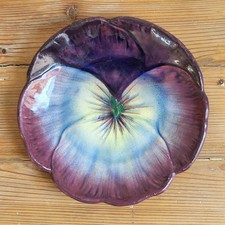 Assiette Barbotine Pensée Estampillée Massier Fils et Pierre Perret Vallauris