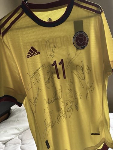 Colombian Soccer Jersey Signed by Team - Picture 2 of 3