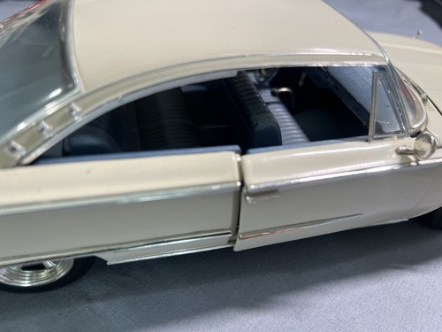 Ertl 1960 Ford Starliner 1/18 Diecast American Muscle White/Cream - Picture 14 of 17