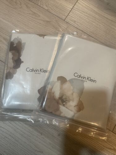 Calvin Klein Flower - Tè acquatico pallido due federe standard. Nuovissimo! Difficile da trovare. - Foto 2 di 7