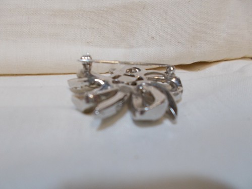 Pin vintage en forma de arco en espiral con pedrería transparente - Imagen 3 de 5