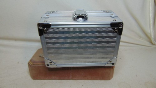 THE COLOR WORKSHOP CARRY ON COLORS METAL MAKE UP BOX - Picture 7 of 7