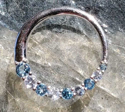 Colgante circular redondo creado topacio azul y zafiro blanco de 10 kt oro blanco liso - Imagen 16 de 22
