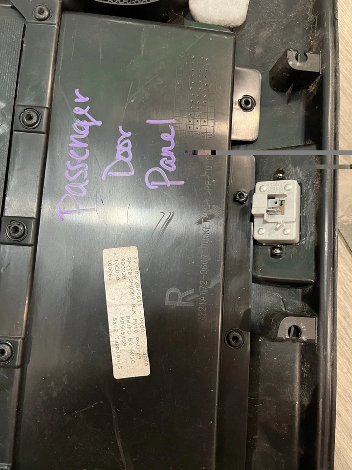 Panel de moldura de puerta Mitsubishi Envavor 2011, pasajero derecho delantero  Foto 4 de 4