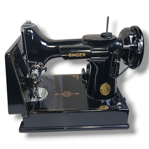 Máquina de coser Singer Featherweight 221 1947 FUNCIONANDO + Estuche, accesorios y extras - Imagen 9 de 20