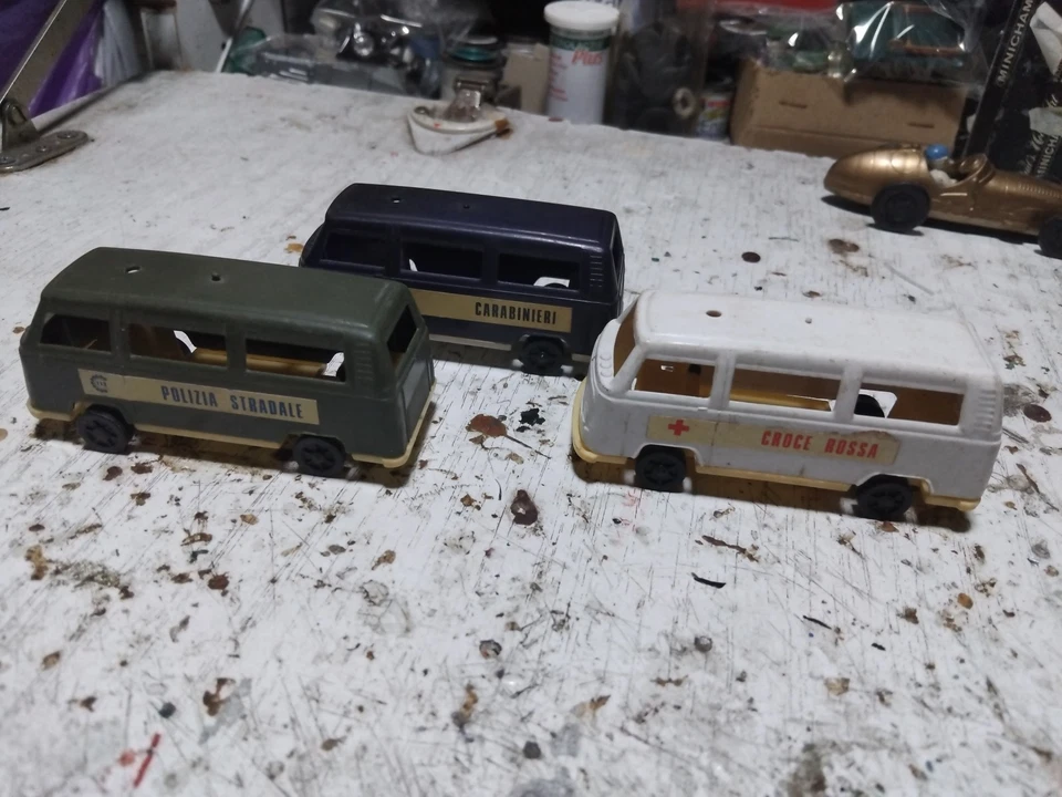 Grisoni lotto 3 furgoni Volkswagen T2 in plastica 1/60  - Immagine 2 di 4