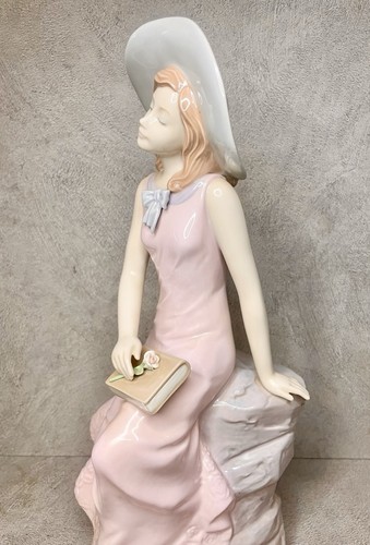 Statuina porcellana Nadal 13 pollici design pensionato signora che tiene libro e fiori ottime condizioni - Foto 7 di 18
