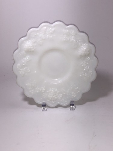 Plato platillo festoneado de vidrio de leche Westmoreland vintage huérfano con patrón de uva - Imagen 1 de 3