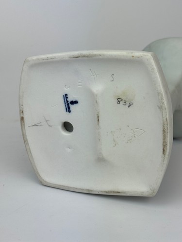 Lladro Little Girl with Pigtails at Sink #4838 - 7 1/4" - CLEAN UP TIME! - Picture 3 of 3