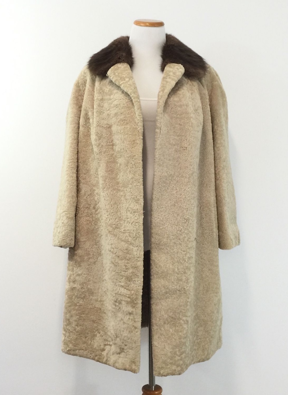 Vintage 50s 60s Beige Faux Lamb Coat With Real Fur Collar Gorgeous Fits Like L Vintage 50s 60s Beige Faux Lamb Coat With Real Fur Collar Gorgeous Fits Like L