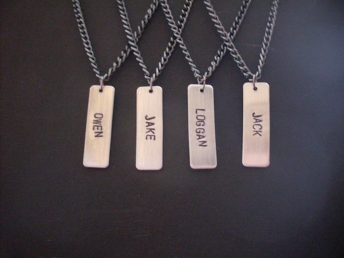 Personalisierte individuelle Name ID Handarbeit gestempelt Aluminium 1,25" Anhänger Halskette  - Bild 2 von 4