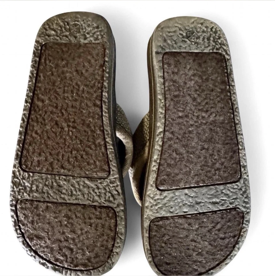 Для мальчиков размер 12 желтовато-коричневый и кремовый холст шлепанцы с черепом и скрещенными костями дизайн - Изображение 4 из 4