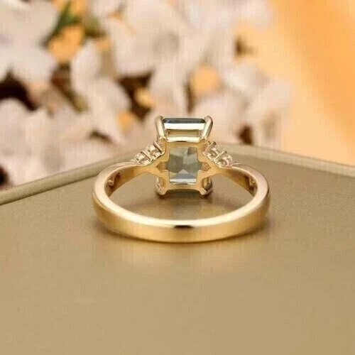 Anillo para mujer aguamarina corte esmeralda de 2,85 quilates oro amarillo de 14 quilates Foto 3 de 4