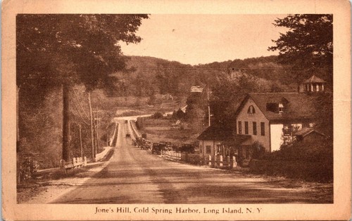 FRÜHE STRASSENANSICHT: JONES HILL: COLD SPRING HARBOR, LONG ISLAND, NEW YORK: RPPC - Bild 1 von 3