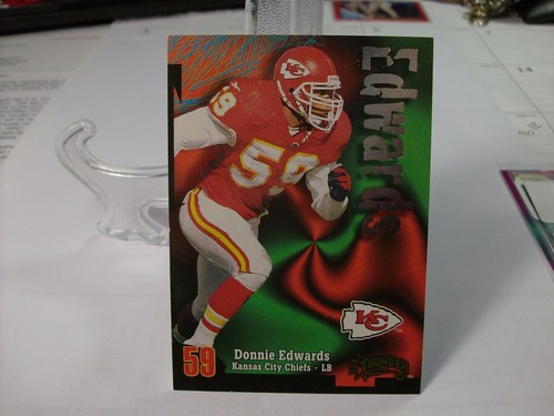 1998 SkyBox Thunder #47 - Donnie Edwards - Kansas City Chiefs  98-032 - Picture 1 of 2