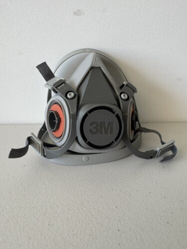 3M Paint Project Reusable Respirator Medium Half Mask - Picture 3 of 4