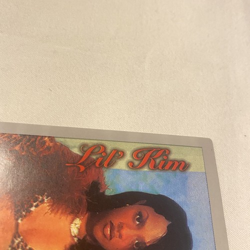 De colección Raro Y2K Años 90 Lil’ KIM Rapero Costa Oeste Hecho 1998 Máquina Pegatina - Imagen 4 de 6