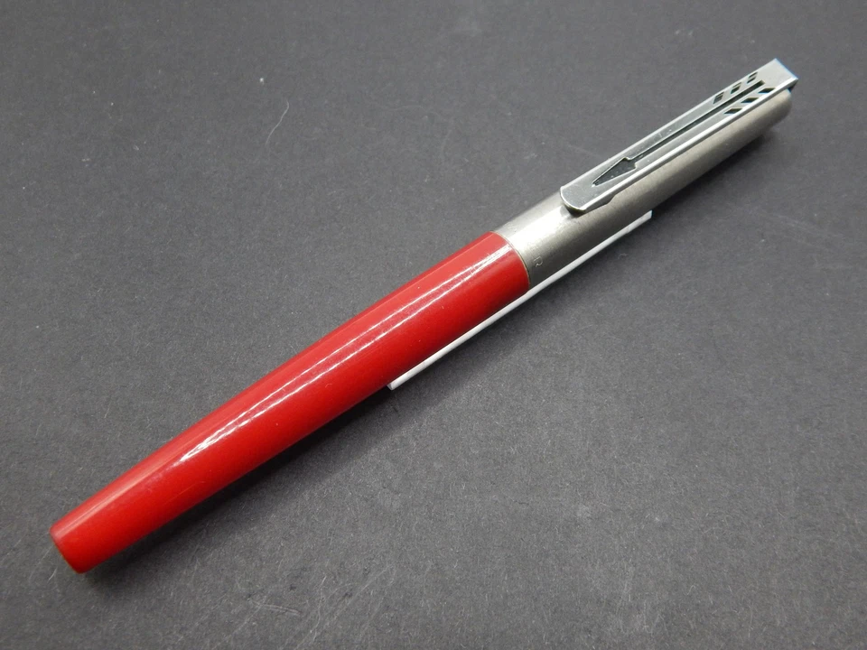 Pluma Estilográfica Parker Mixy/15 Roja y Cromada Foto 2 de 4