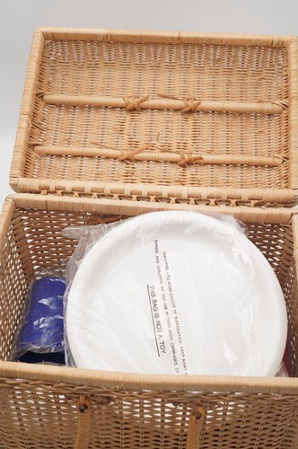 Vintage Wicker Picnic Basket Set Service for 4, Retro Plates, Mugs & Cutlery - Picture 6 of 13
