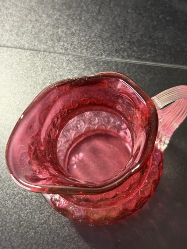 UV Reaktiv Fenton Punkt Optik Rubin Überfang Cranberry Glas Milchkännchen 1955-1967 - Bild 5 von 11