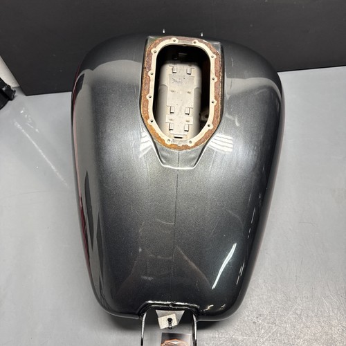 Harley-Davidson 2005 Dyna Super Glide Gas Tank Grey/Red Pinstripes Carb - Picture 10 of 24