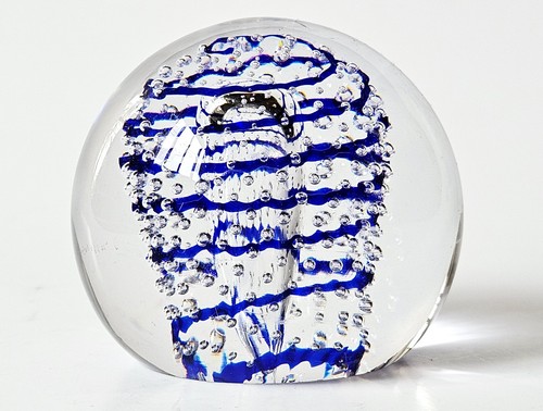 Pisapapeles Kosta Art esfera de vidrio azul remolino burbujas controladas Elis Bergh - Imagen 4 de 7