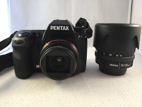 Pentax K-5 Digital Camera, 1:3.2 21mm AL & 1:3.5-5.6 18-135mm lenses, box, book - Picture 2 of 23