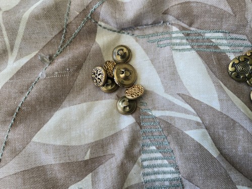 Vintage-Estate Sale Buttons Lot Various Sizes Shapes Colors Types Usable - Picture 4 of 10