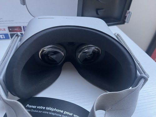Oculus Go Standalone VR 64GB with Controller and USB Cable - Picture 2 of 8
