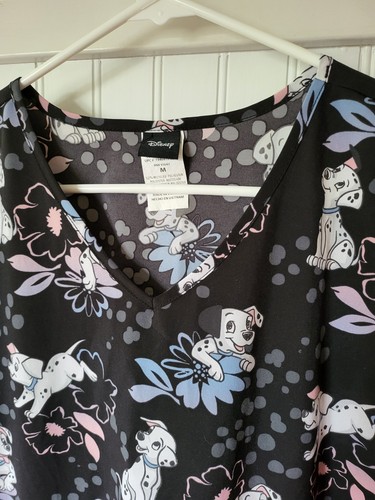 Disney Scrub Top Size Medium Women’s 101 Dalmation Silky Feel 4 Pockets - Picture 2 of 6
