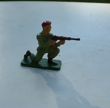 STARLUX ANCIEN PLASTIQUE FRANCE BERET ROUGE TIRANT A LA MITRAILLETTE  N° 77 - Picture 1 of 1