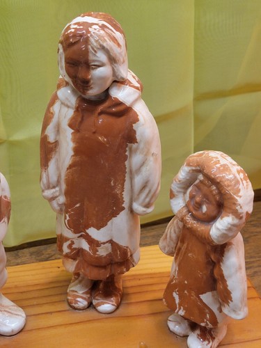 Alaska Ton Keramik Indianer Eskimo Sammlerstück 3er Set auf Holzständer - Bild 4 von 18