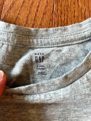 GAP Mädchen T-Shirt grau "Made of Star Dust" Glitzer Buchstaben Sterne Baumwolle, Gr. 5 - Bild 2 von 4