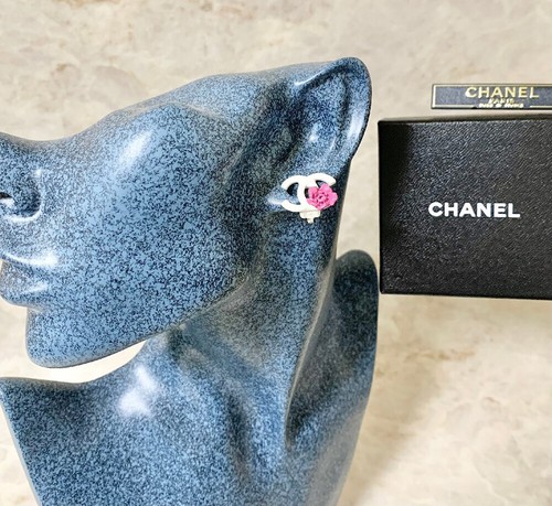 Orecchini CHANEL Bianco CC Loghi Rosa Fiore di Camelia Clip-On Tono Argento 04P Autentici - Foto 2 di 4