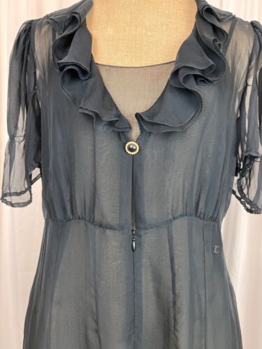 Blusa Chanel 02P Primavera 2002 Negra Seda Gasa Volantes Cuello en V Manga Abullonada Talla 44 - Imagen 4 de 17
