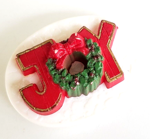 Vintage Hong Kong Christmas Joy Wreath Plastic Oval Pin 2" - Picture 2 of 5