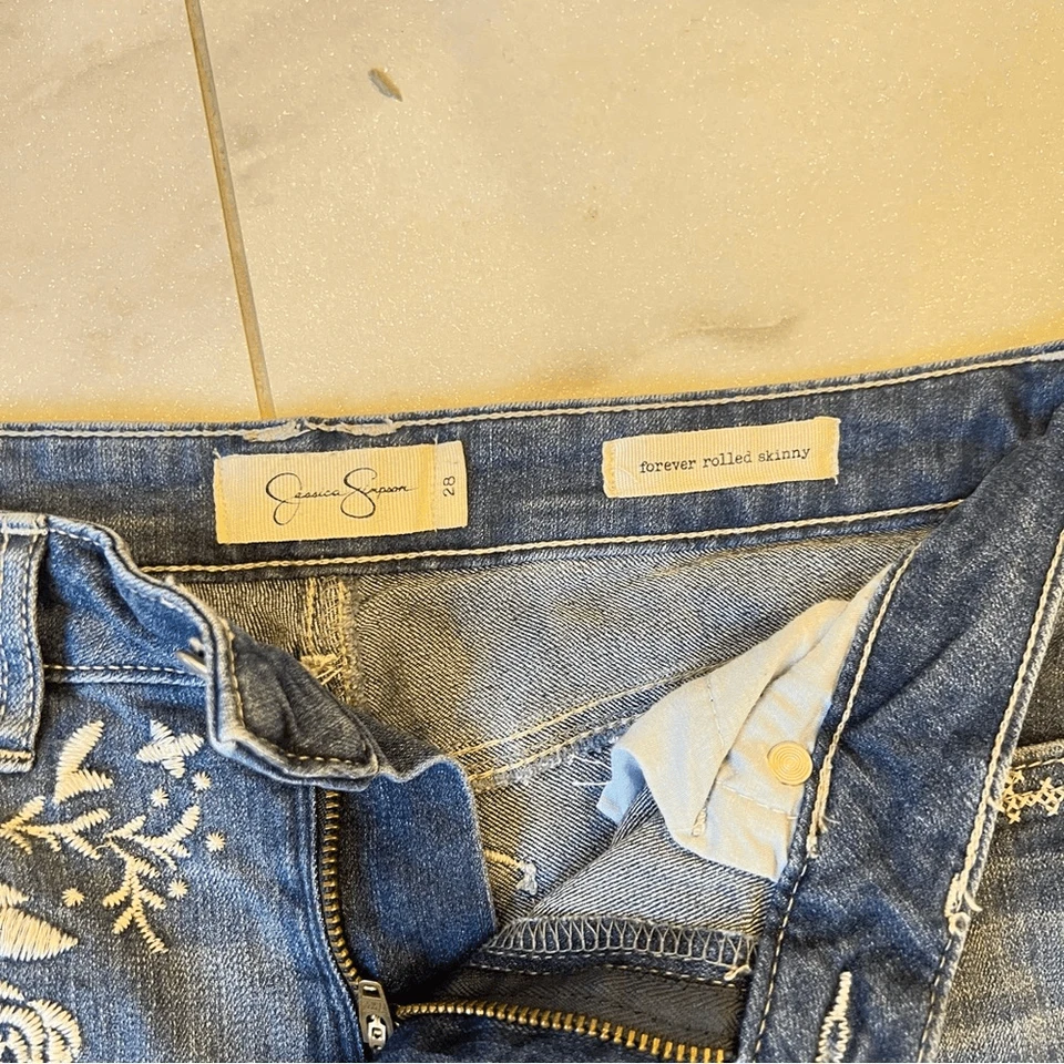 Jessica Simpson Forever Roll Jeans ajustados lavado medio Foto 4 de 4