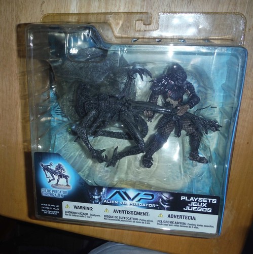 NEW! Alien vs. Predator AVP CELTIC PREDATOR Throws Alien Action Figure Playset