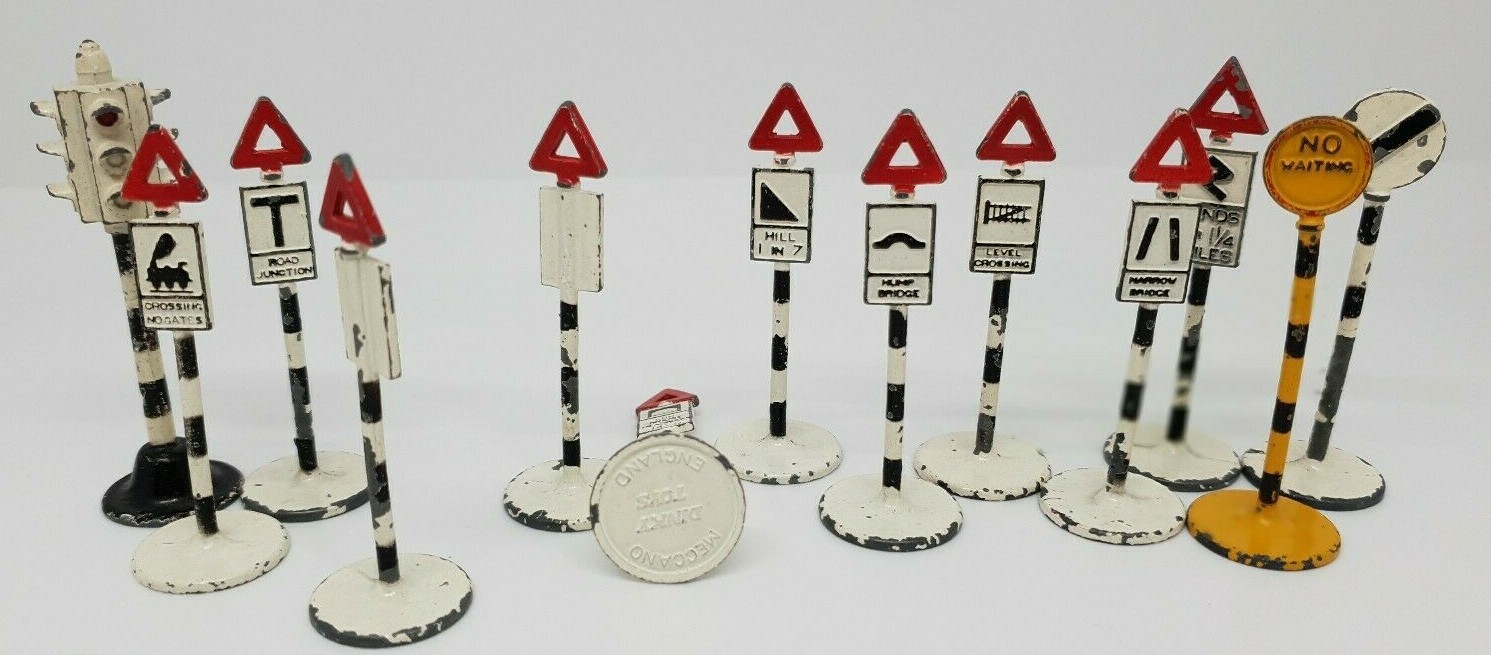 13 x VINTAGE FASCIO DI NASTRO PER Meccano Dinky SEGNALETICA STRADALE IN METALLO RARO semaforo girare 13 x VINTAGE FASCIO DI NASTRO PER Meccano Dinky SEGNALETICA STRADALE IN METALLO RARO semaforo girare