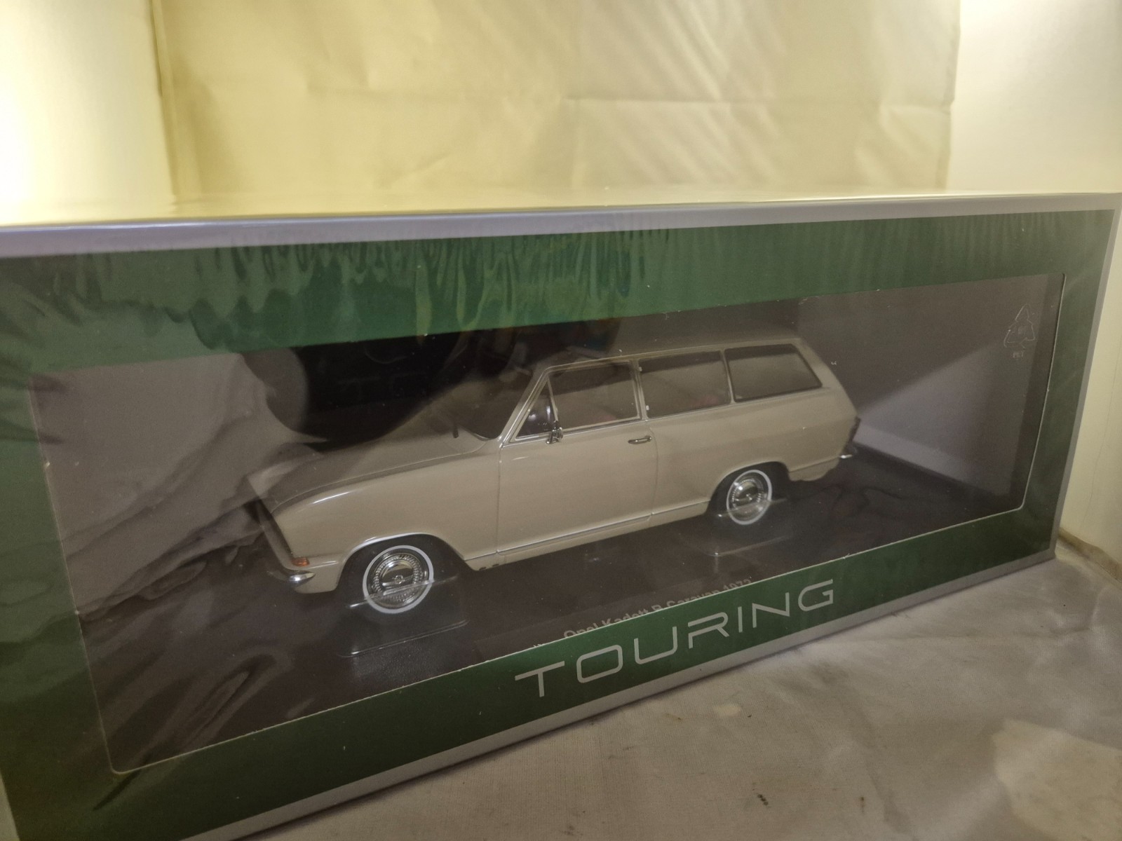 Opel Kadett B Caravan 1972 miniature 1/18 décoration vintage salon beige