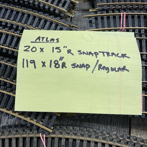 139pc VTG Atlas HO Scale Snap Track / Regular Brass Rail Curve Lot - 15”R & 18”R - Picture 9 of 9