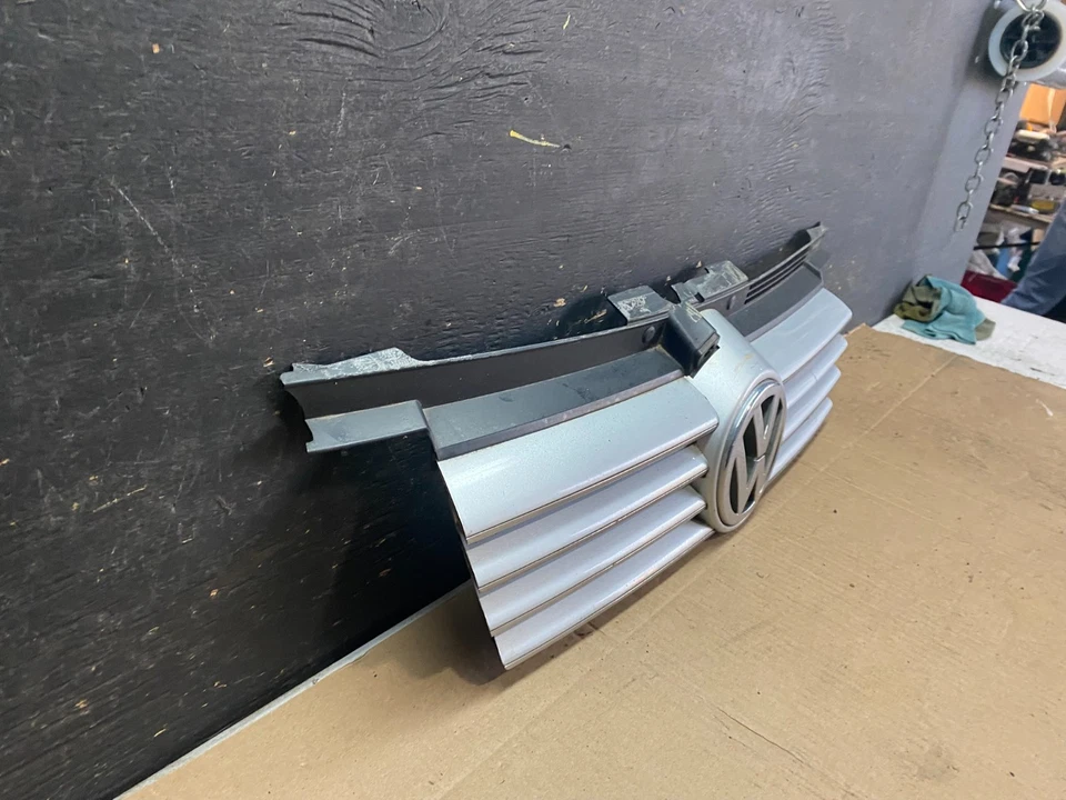 Parrilla superior delantera cromada OEM v2509 DG Volkswagen Jetta 1999-2005 Foto 3 de 4