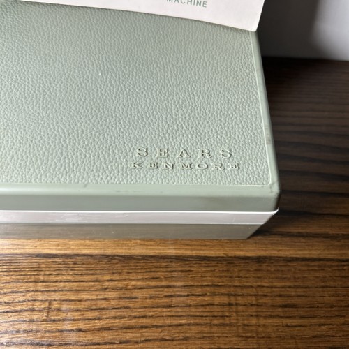 Caja de accesorios para máquina de coser vintage Sears KENMORE CÁMARAS + accesorio para ojales - Imagen 3 de 16