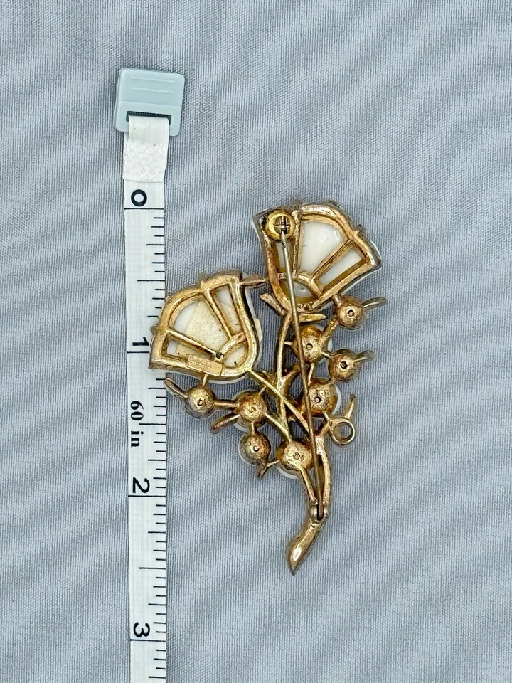 1953 CROWN TRIFARI PHILIPPE 'BEAU BELLES' MILK GLASS DOUBLE FLOWER BROOCH BOOK - Image 2 of 4