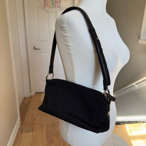 Bolso de hombro pequeño DKNY negro con monograma de lona con ribete de cuero - Imagen 6 de 6