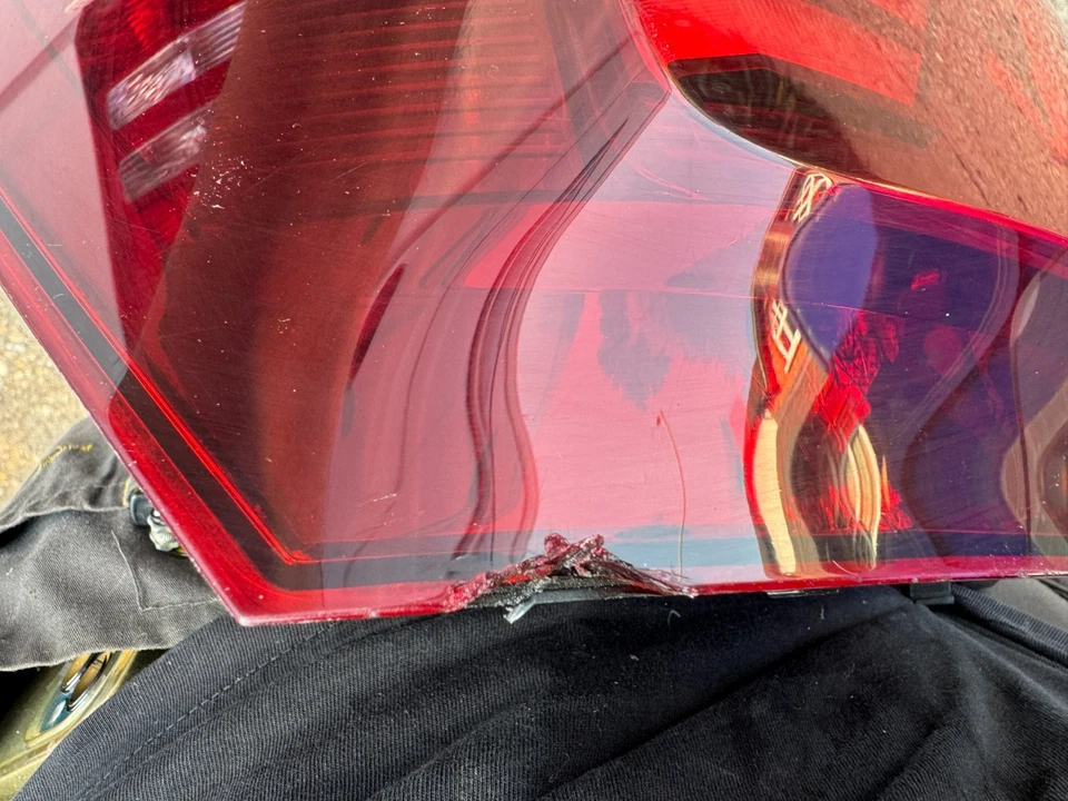 LUZ LED TRASERA IZQUIERDA ORIGINAL VOLKSWAGEN POLO 2023 2G0945095F LENTE ASTILLADA Foto 3 de 4